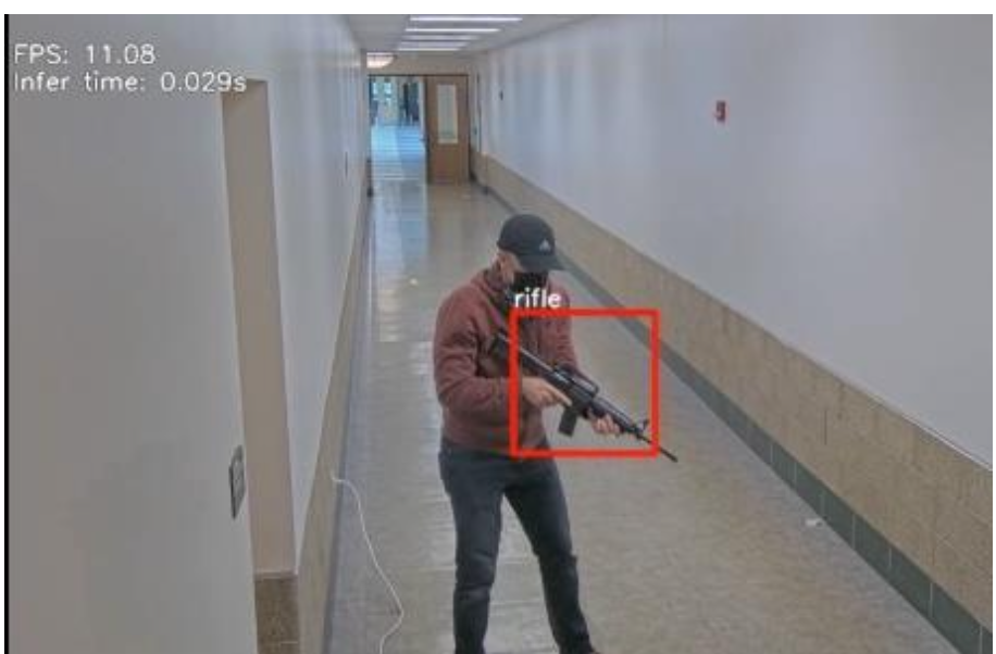 Detección de arma en tiempo real con caja delimitadora y nivel de confianza