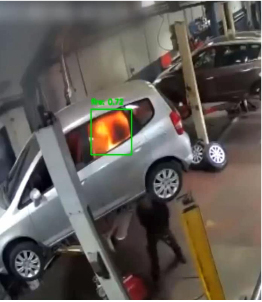 Detección de fuego en tiempo real con caja delimitadora y etiqueta de confianza