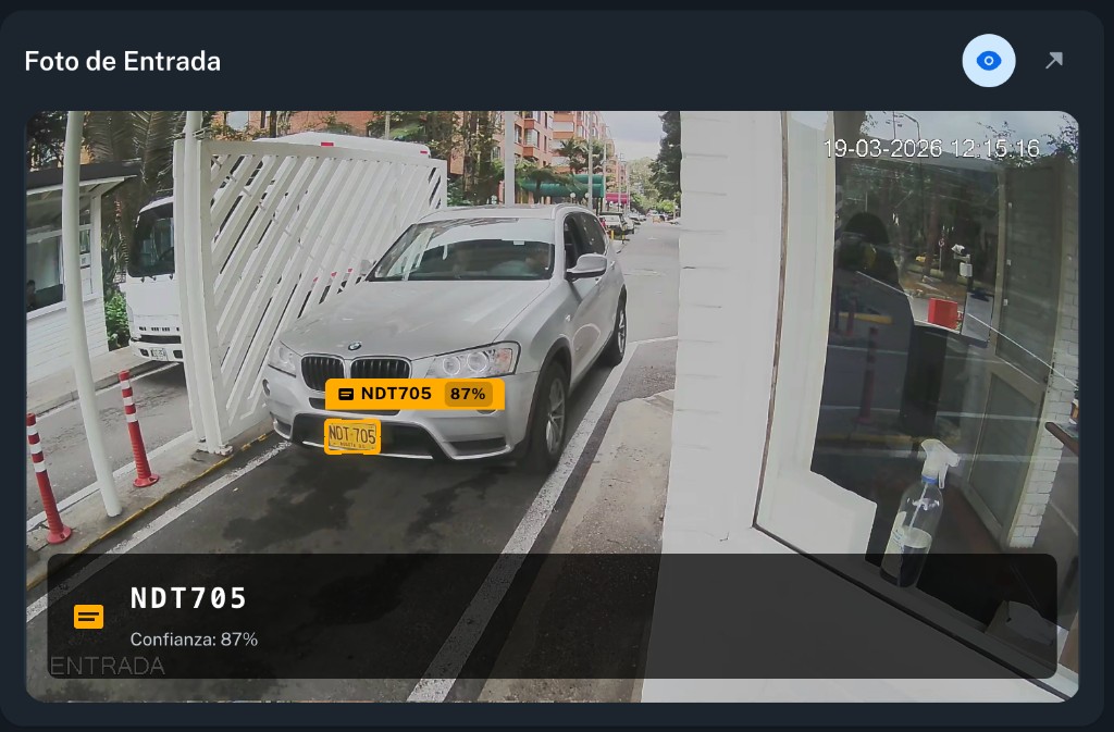 Lectura automática de placa vehicular con marco de detección y confianza